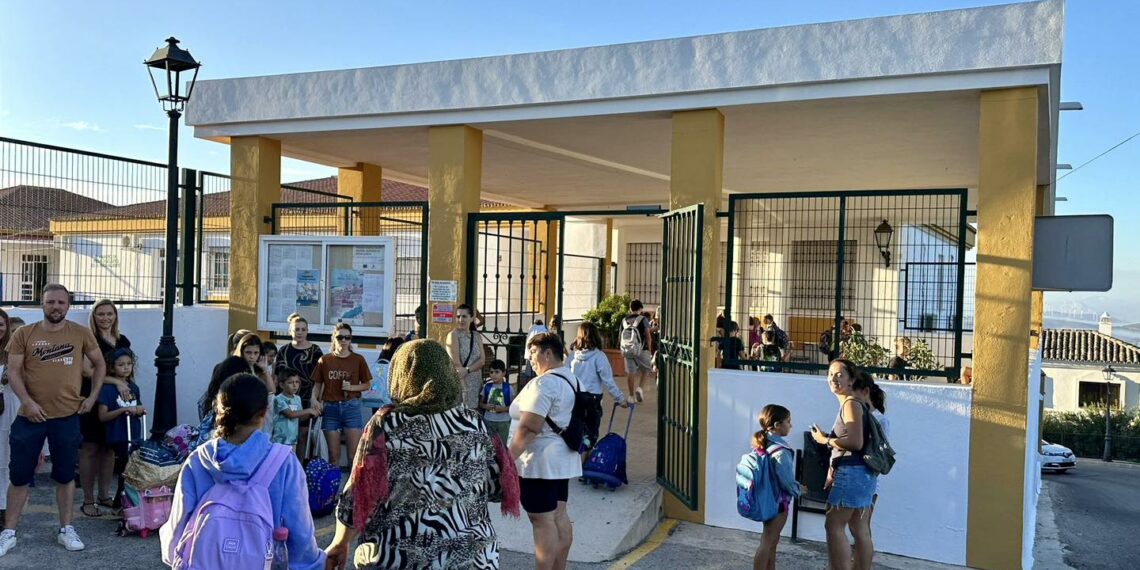 Más de 560 alumnos se han incorporado esta mañana a sus clases en los colegios de Casares