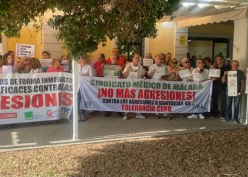 Un paciente arroja una silla de la consulta y amenaza  a una médica de un centro de salud malagueño