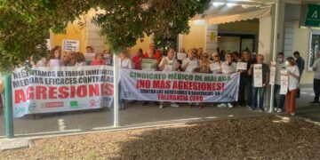 Un paciente arroja una silla de la consulta y amenaza  a una médica de un centro de salud malagueño