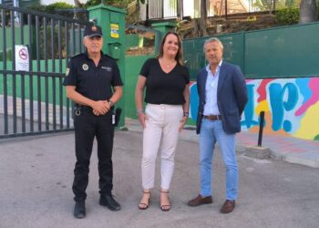 Más de una treintena de policías locales conforman el dispositivo de seguridad para el nuevo curso escolar en Marbella