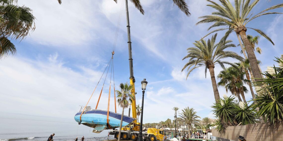 Adiós al velero encallado en la playa de San Pedro Alcántara
