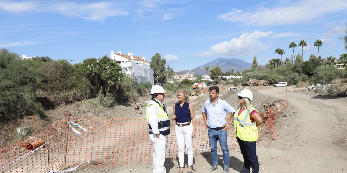 Ángeles Muñoz destaca el avance de las obras que crearán un paseo fluvial de 1,4 kilómetros en el arroyo Benabolá