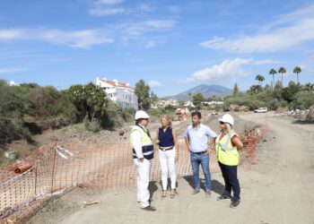 Ángeles Muñoz destaca el avance de las obras que crearán un paseo fluvial de 1,4 kilómetros en el arroyo Benabolá