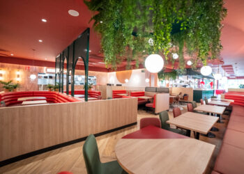 Tres nuevos negocios de restauración abren en Plaza Mayor: VIPS, Sushi Saki y Teeamo