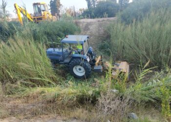 Torremolinos efectúa la limpieza de arroyos e imbornales antes de la llegada de las lluvias