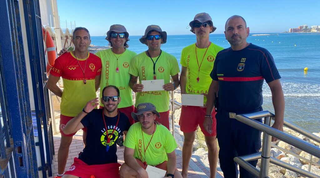 Benalmádena reconoce el rescate a un hombre de 72 años que sufrió un infarto en el mar