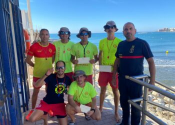 Benalmádena reconoce el rescate a un hombre de 72 años que sufrió un infarto en el mar