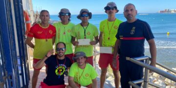Benalmádena reconoce el rescate a un hombre de 72 años que sufrió un infarto en el mar