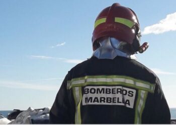 Arden 14 vehículos tras el incendio en un parking en Marbella