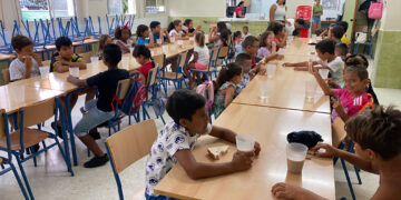 Más de un centenar de niños en riesgo de exclusión participan en el campamento de verano escolar de Hidralia en Marbella