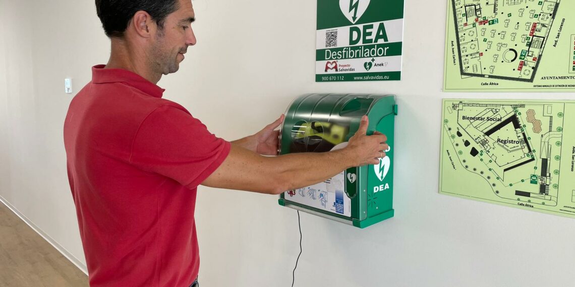 Aumentan a 26 los espacios cardioprotegidos para atender a personas con paradas cardíacas en Estepona