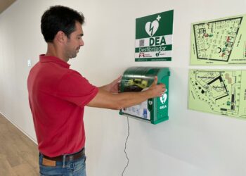 Aumentan a 26 los espacios cardioprotegidos para atender a personas con paradas cardíacas en Estepona