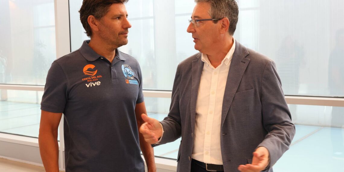 Diputación apoya el segundo reto solidario de Christian Jongeneel, que intentará cruzar a nado el mar de Alborán