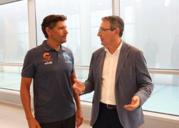 Diputación apoya el segundo reto solidario de Christian Jongeneel, que intentará cruzar a nado el mar de Alborán