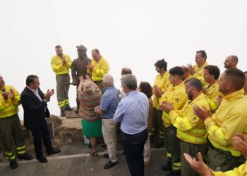 Una estatua en Sierra Bermeja homenajea al bombero forestal fallecido en el incendio de 2021