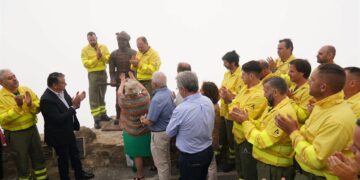 Una estatua en Sierra Bermeja homenajea al bombero forestal fallecido en el incendio de 2021