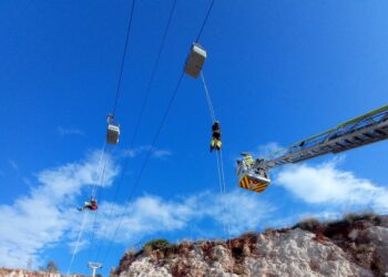 Bomberos de Benalmádena realizan un exitoso simulacro de rescate en Teleférico