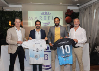 Marbella respalda la presentación de la nueva camiseta oficial del equipo senior del Atlético Marbella Paraíso