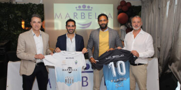 Marbella respalda la presentación de la nueva camiseta oficial del equipo senior del Atlético Marbella Paraíso