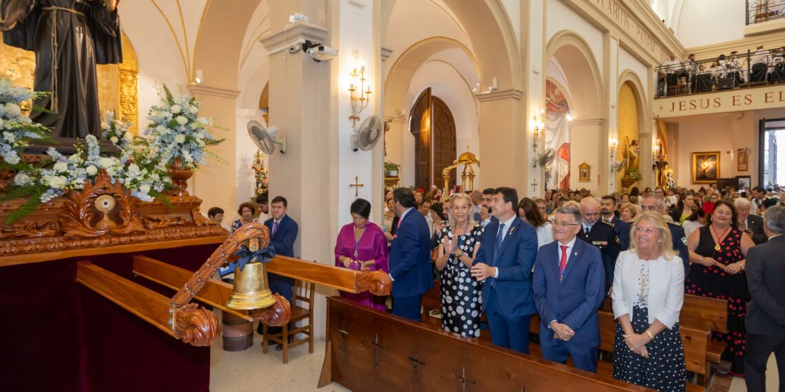 San Pedro Alcántara celebra el día grande de la feria arropando al Santo Patrón en su recorrido procesional