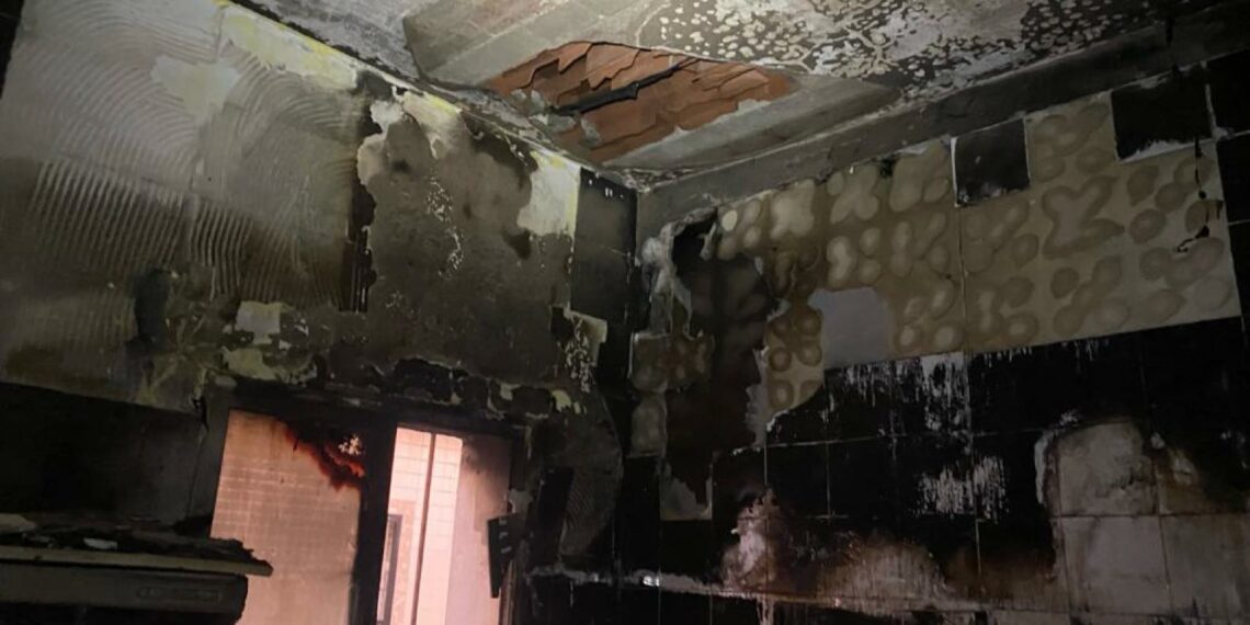 Bomberos actúa en un incendio en un local de Manilva