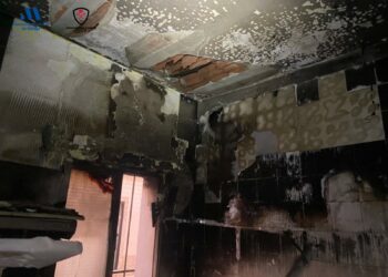 Bomberos actúa en un incendio en un local de Manilva