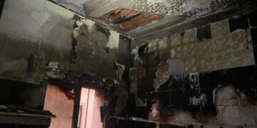 Bomberos actúa en un incendio en un local de Manilva