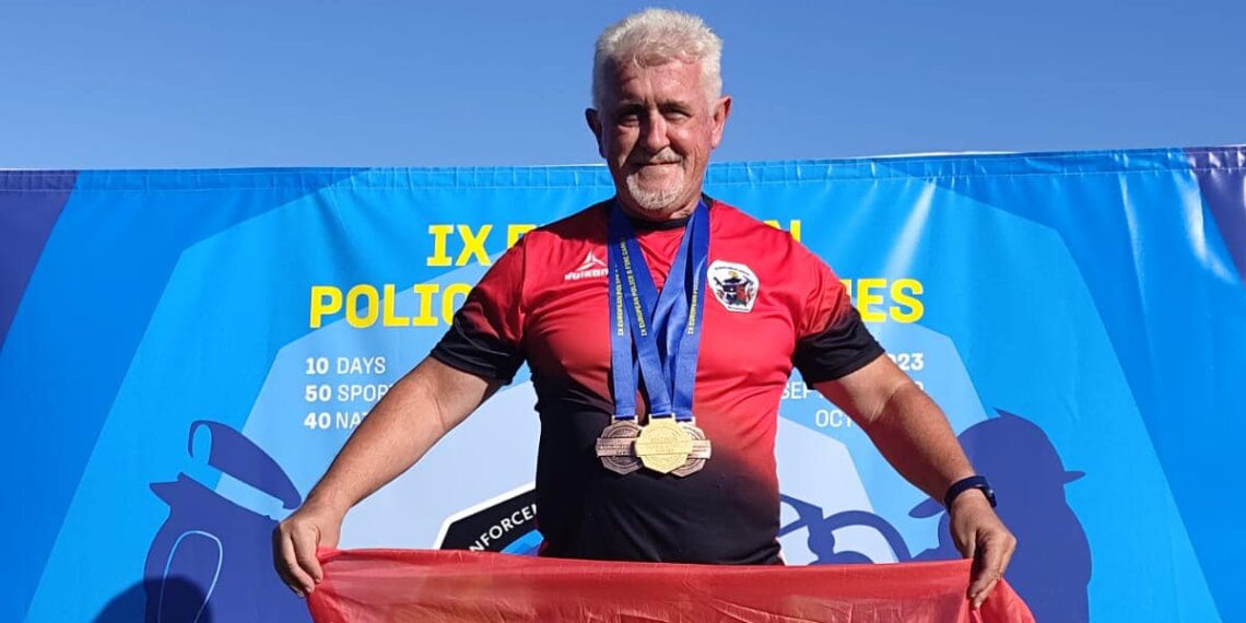 Margarita del Cid felicita al bombero de Torremolinos por su medalla de oro en lanzamiento de martillo