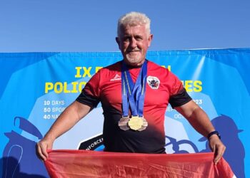 Margarita del Cid felicita al bombero de Torremolinos por su medalla de oro en lanzamiento de martillo