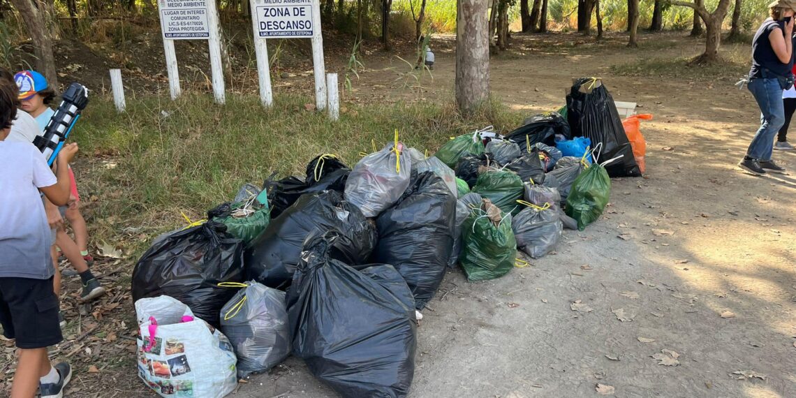 451 kilos de basura recogidos en el Descansadero del río Padrón