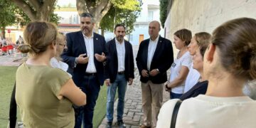 El alcalde de Mijas pide a la Junta una solución para las familias afectadas por la falta de extraescolares