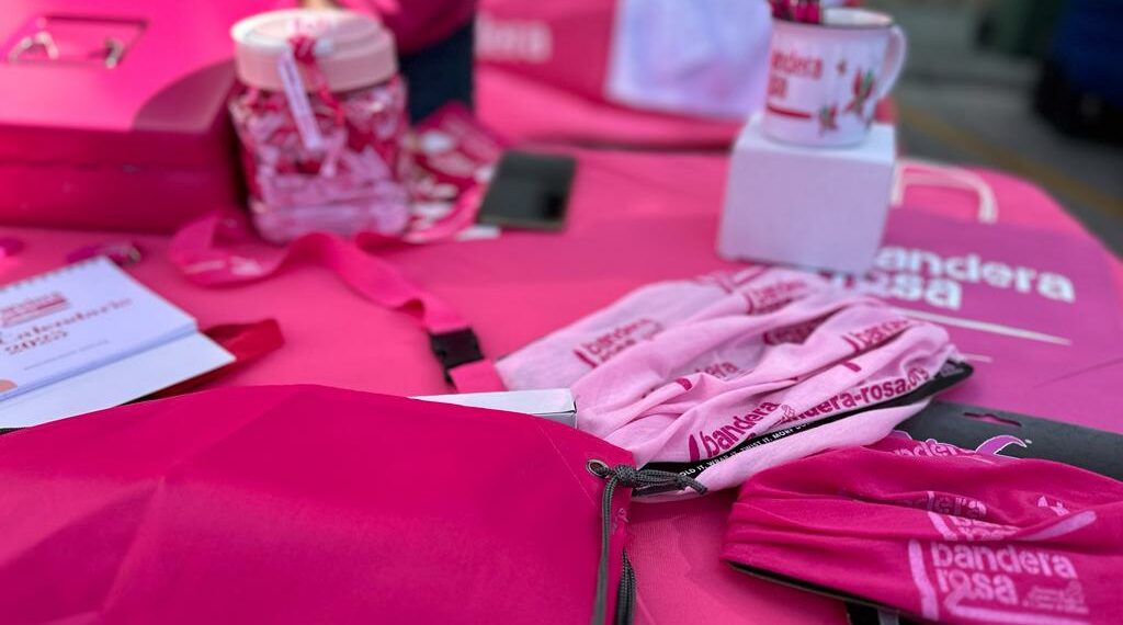 Bandera Rosa instala una mesa informativa en el mercadillo de Casares