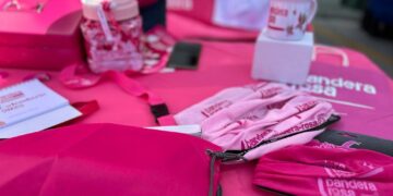 Bandera Rosa instala una mesa informativa en el mercadillo de Casares