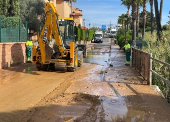 Bomberos interviene tras una rotura en una tubería en el Puerto de La Duquesa
