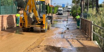 Bomberos interviene tras una rotura en una tubería en el Puerto de La Duquesa