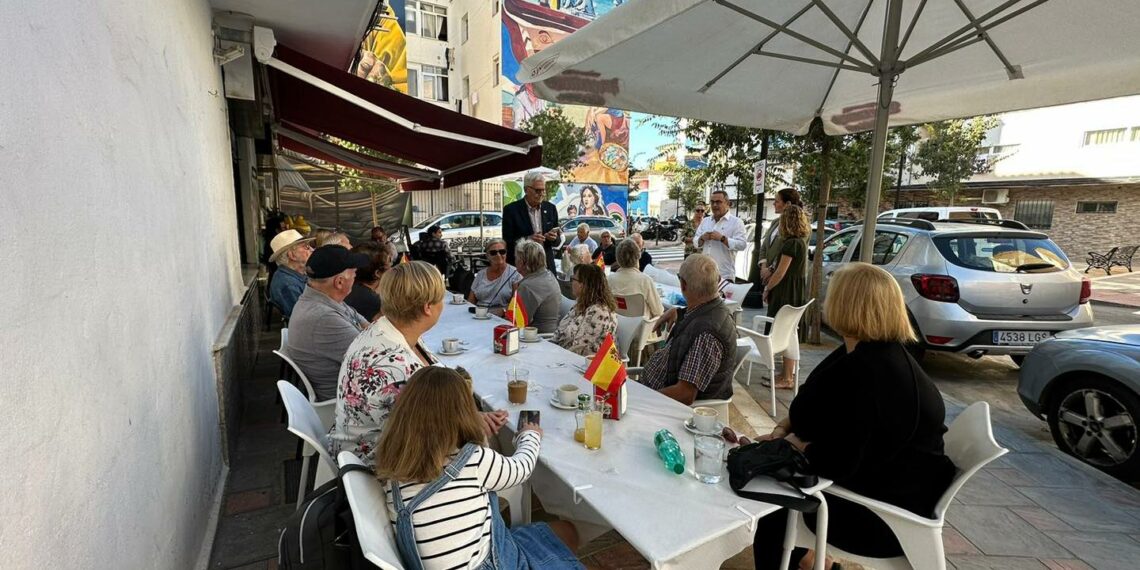 Un grupo de ciudadanos daneses conocen el proyecto de embellecimiento mediante murales