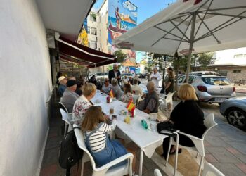 Un grupo de ciudadanos daneses conocen el proyecto de embellecimiento mediante murales
