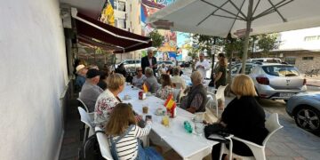 Un grupo de ciudadanos daneses conocen el proyecto de embellecimiento mediante murales