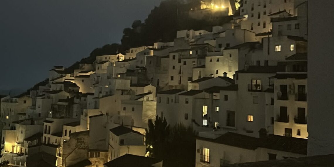 Cortes de luz en Casares: el pueblo se queda más de dos horas sin electricidad