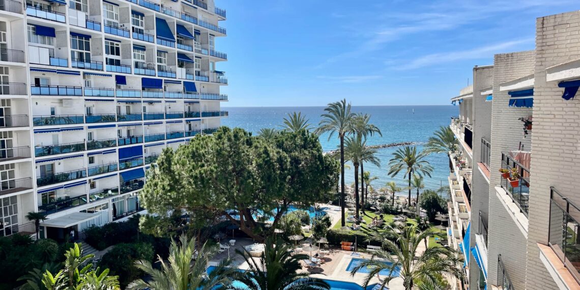 El edificio Skol de Marbella cumple 60 años