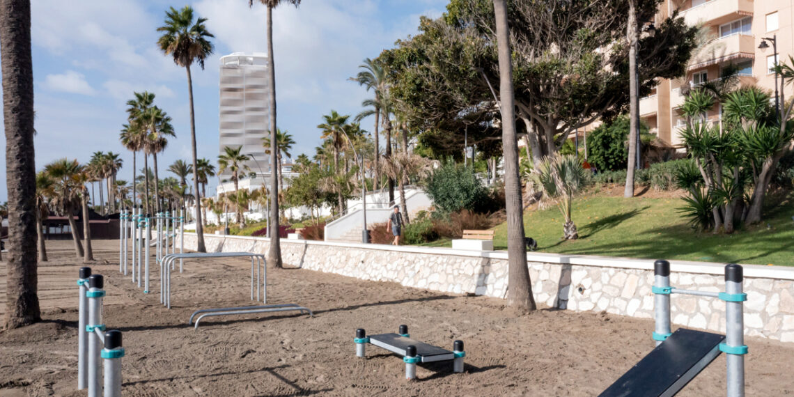 Estepona amplía la red de instalaciones deportivas gratuitas con una segunda zona de calistenia