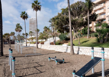 Estepona amplía la red de instalaciones deportivas gratuitas con una segunda zona de calistenia