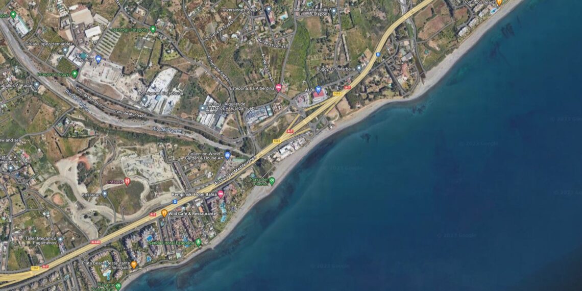 Hallan un cadáver en el interior de una vivienda incendiada en Estepona