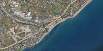 Hallan un cadáver en el interior de una vivienda incendiada en Estepona