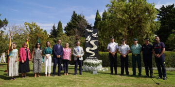 Benalmádena rinde homenaje a las víctimas del terrorismo con un monolito en su memoria