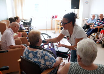 ‘El sonido te embellece’: un proyecto de musicoterapia en las residencias de mayores de Estepona