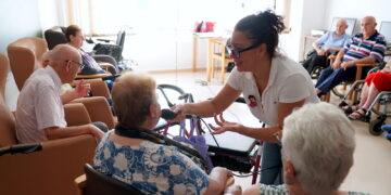 ‘El sonido te embellece’: un proyecto de musicoterapia en las residencias de mayores de Estepona
