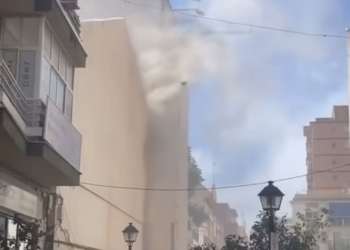 Aparatoso incendio en el centro de Fuengirola: arde un transformador eléctrico