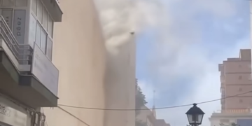 Aparatoso incendio en el centro de Fuengirola: arde un transformador eléctrico