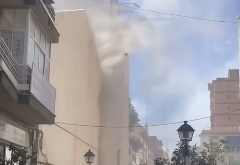 Aparatoso incendio en el centro de Fuengirola: arde un transformador eléctrico